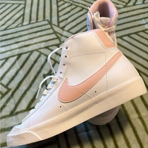 Nike Women's White and Light Pink Sneakers